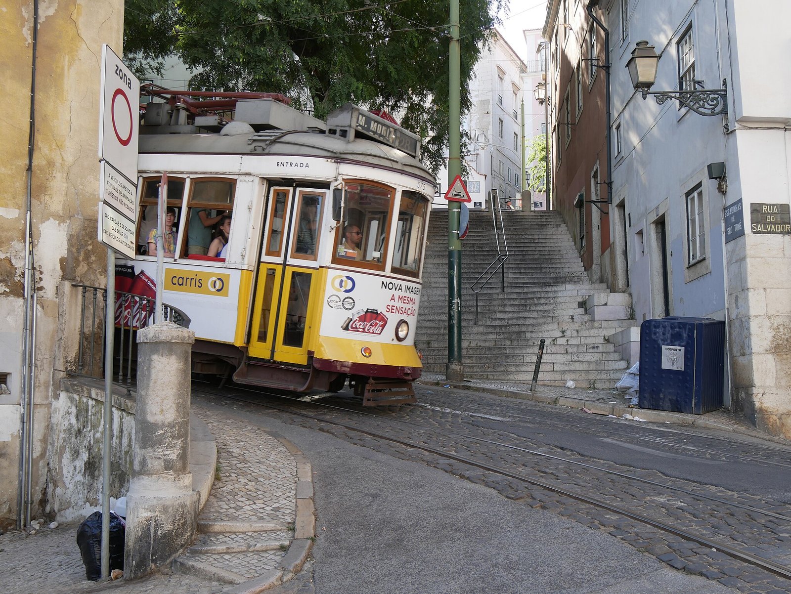 Elétrico 28 nas ruelas de Lisboa