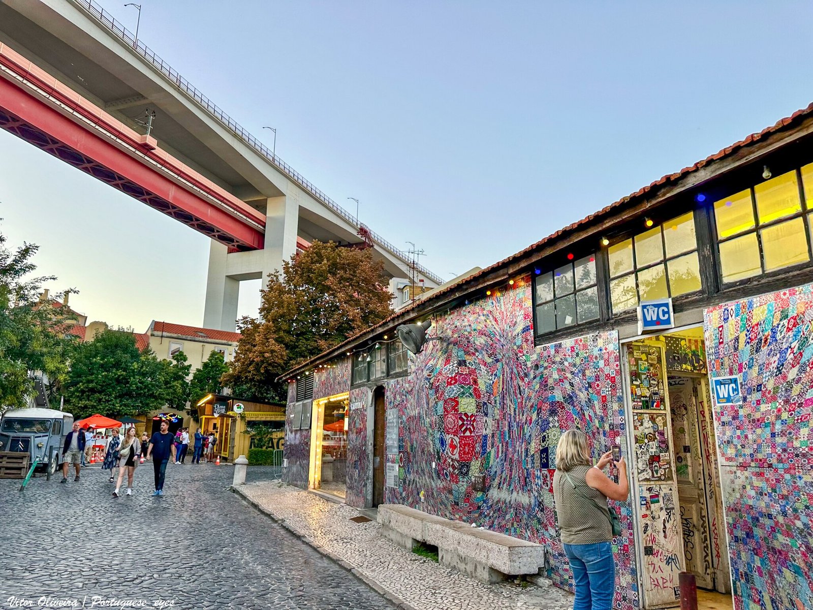 LX Factory Lisboa com murais e estrutura industrial