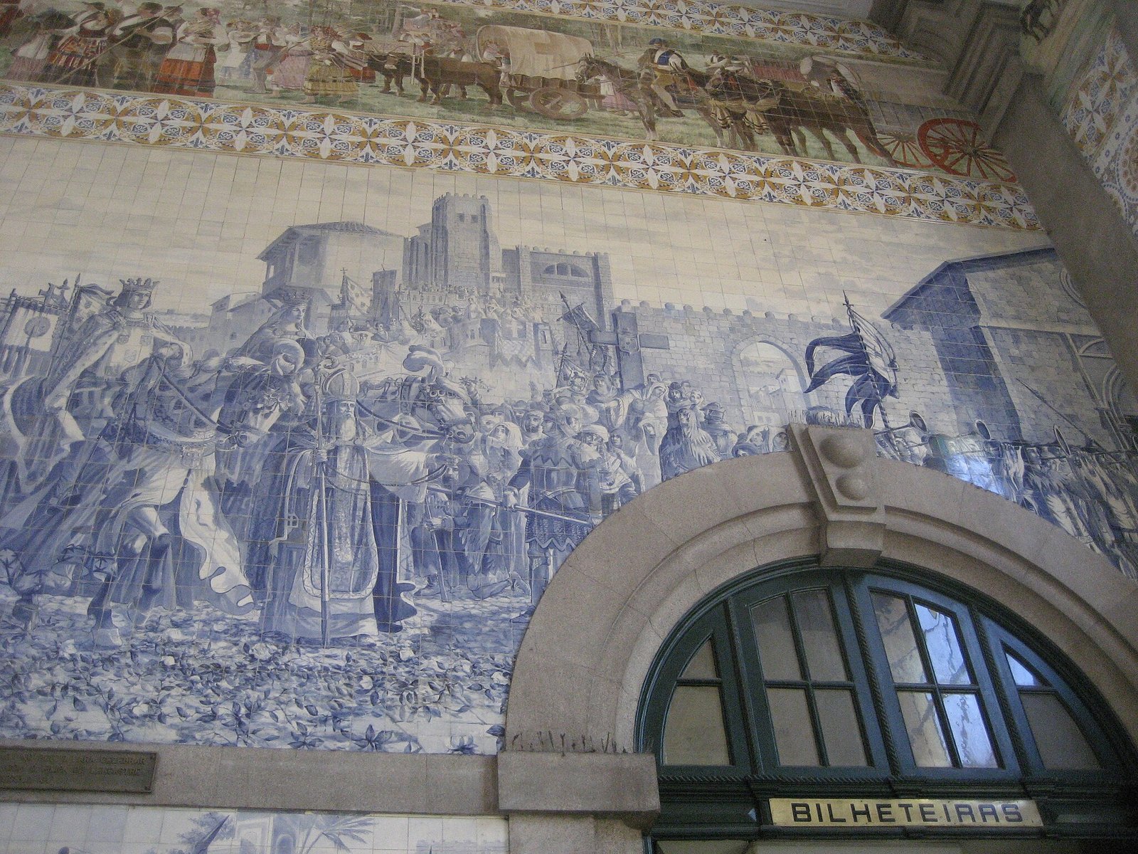 Estação de São Bento com azulejos azuis e brancos